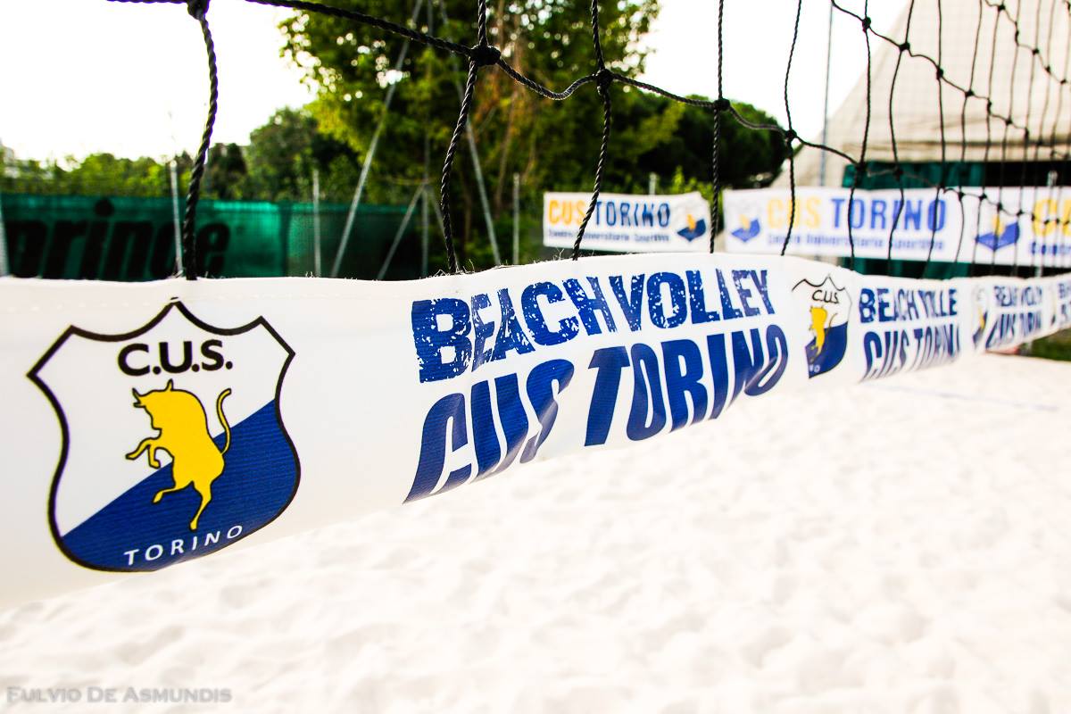 Rete da beach volley su campo sabbioso